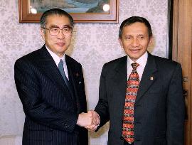 Premier Obuchi meets Indonesian assembly speaker Amien Rais